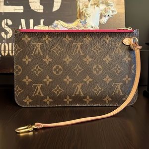 Gorgeous and Limited Louis Vuitton Hawaii
Pochette!